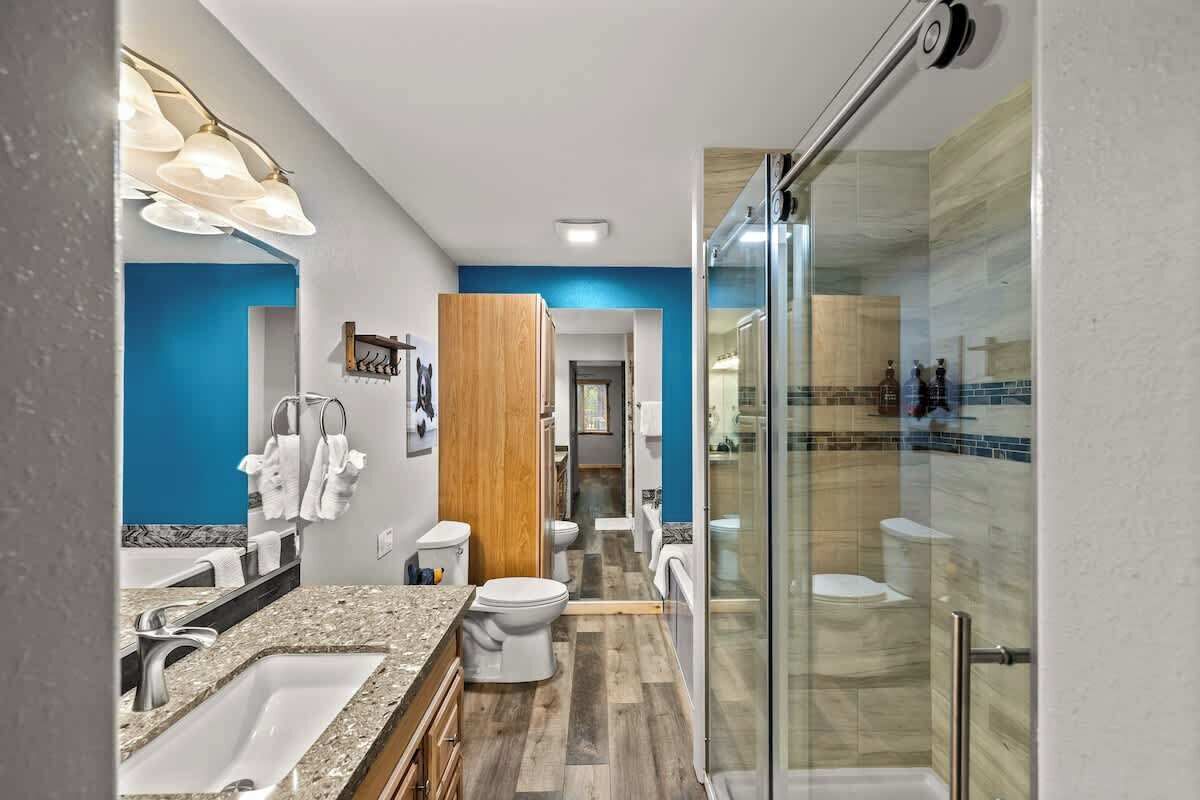 Dusch, hårtork, handdukar och schampo