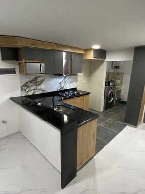 冷蔵庫、電子レンジ、オーブン、コンロ