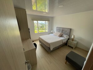 2 quartos, cofres nos quartos, escrivaninha