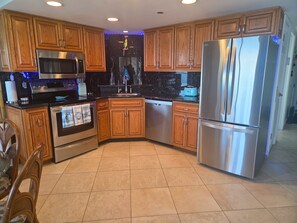 冷蔵庫、電子レンジ、オーブン、コンロ