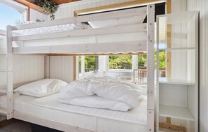 2 bedrooms, travel crib, free WiFi