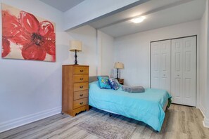 3 bedrooms, iron/ironing board, Internet, bed sheets