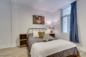 3 bedrooms, iron/ironing board, Internet, bed sheets