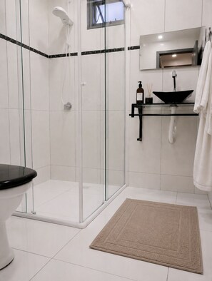 Regadera, toallas, jabón, papel de baño