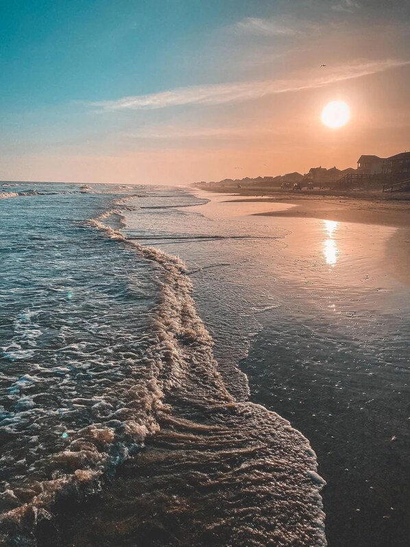 Rannalla, aurinkotuoleja