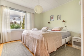 4 bedrooms, desk, iron/ironing board, free WiFi