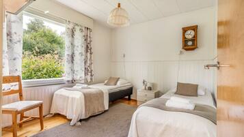 4 bedrooms, desk, iron/ironing board, free WiFi