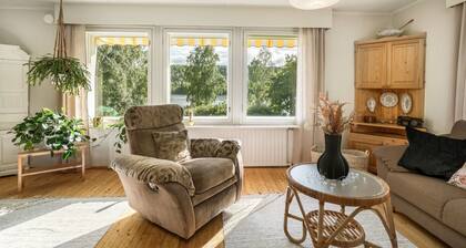 Spacious Riverside House with Private Sauna & Free Parking