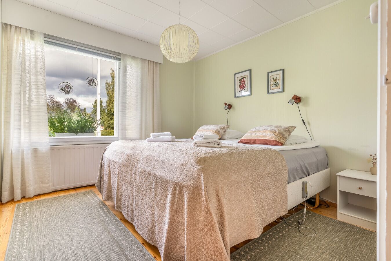 4 bedrooms, desk, iron/ironing board, free WiFi