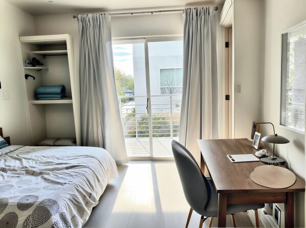 3 slaapkamers, een strijkplank/strijkijzer, gratis wifi, beddengoed