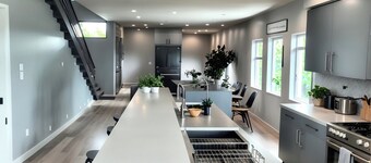 Stylish 3BR Townhouse Retreat near Hollywood – Private Balcony View