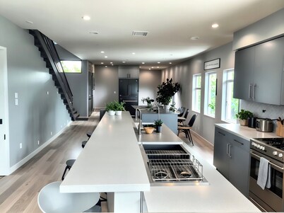 Stylish 3BR Townhouse Retreat near Hollywood â Private Balcony View