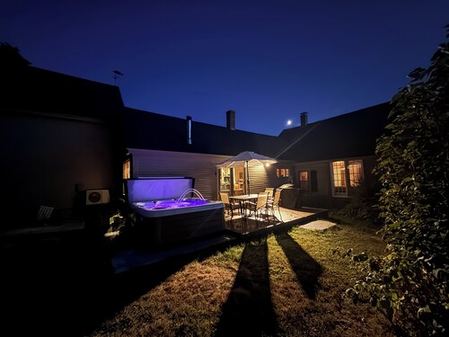 Pet/Family Friendly Historic Ambrose House w/Hot Tub Near Castle in The Clouds