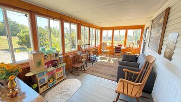 Smart TV, lareira, pebolim, mesa de pingue-pongue