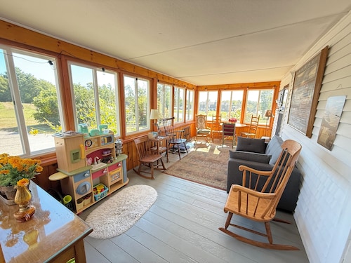 Pet/Family Friendly Historic Ambrose House w/Hot Tub Near Castle in The Clouds