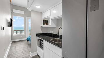 Réfrigérateur, micro-ondes, cafetiÚre/bouilloire, grille-pain