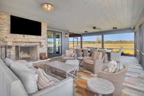 Interior - Private and Spacious 6-bedroom lodge on a lake (Nahunta)