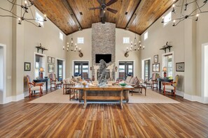 Lobby - Private and Spacious 6-bedroom lodge on a lake (Nahunta)