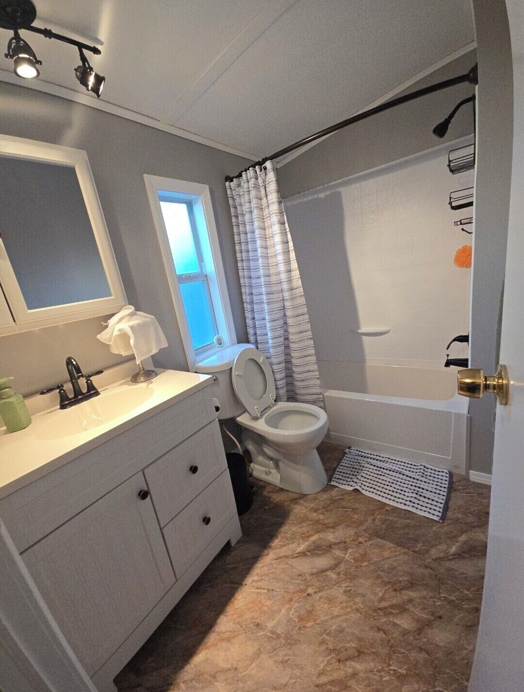 Douche, sèche-cheveux, serviettes fournies, savon