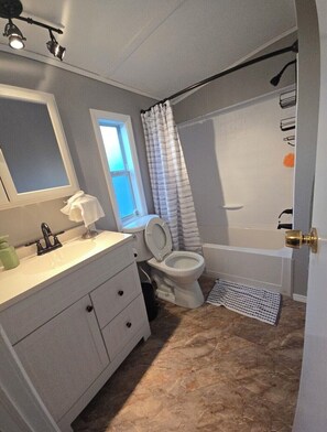 Regadera, secadora de cabello, toallas, jabón