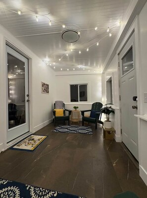 Interior - Walk to Notre Dame • Game Room • Sleeps 6 • Enclosed Porch • Cozy Winter Stay (South Bend)