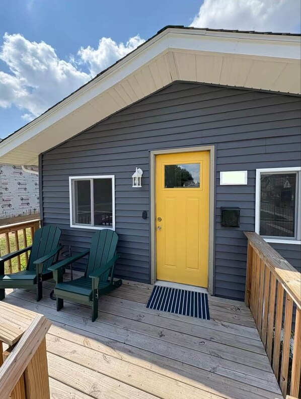 Property grounds - Walk to Notre Dame • Game Room • Sleeps 6 • Enclosed Porch • Cozy Winter Stay (South Bend)