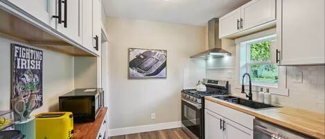 Microondas, horno, parrilla de estufa y lavavajillas