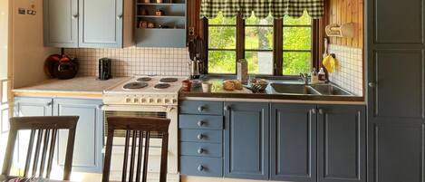 Réfrigérateur, plaque de cuisson, lave-vaisselle, cafetière/bouilloire