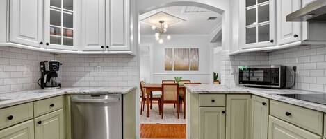 Réfrigérateur, four à micro-ondes, un four, surface de cuisson