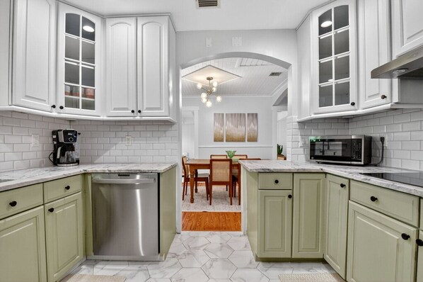 ثلاجة، ميكروويف، فرن، موقد طهي مسطح