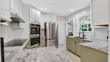 Coffee/tea maker, fridge, microwave, oven