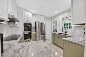 Fridge, microwave, oven, stovetop - Heated Pool Oasis West Palm Beach Escape Pet Friendly (West Palm Beach)