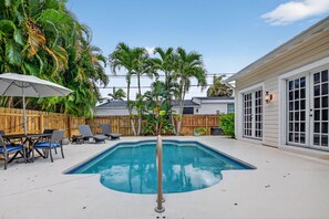 حمّام سباحة خارجي، حمّام سباحة مُدفَّأ