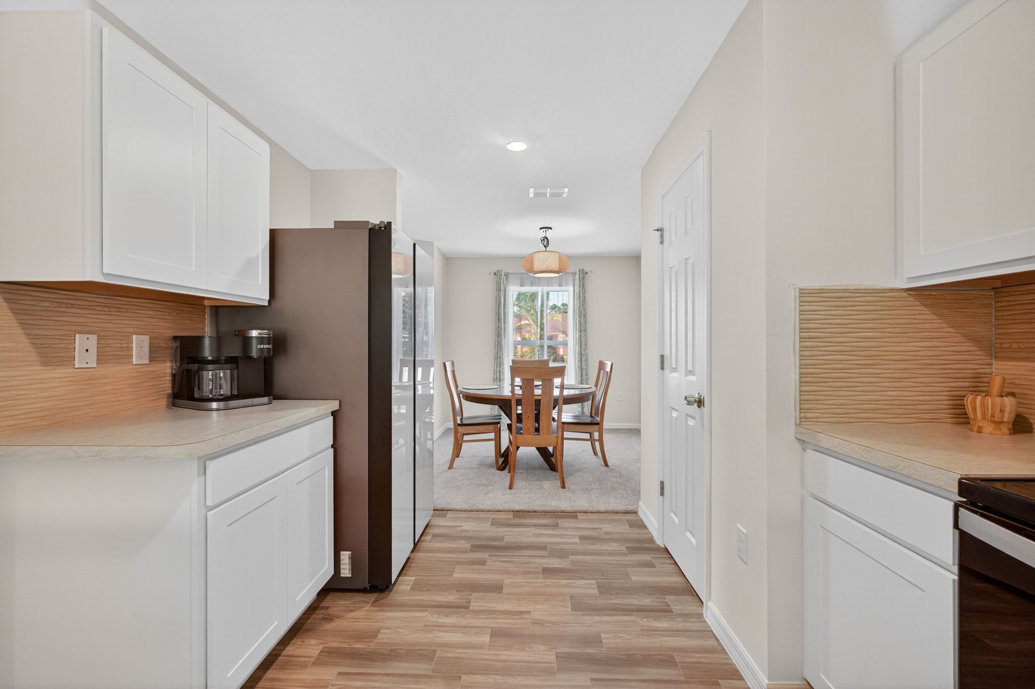 Toaster, Kochgeschirr/Geschirr/Besteck, Gewürze, Esstisch