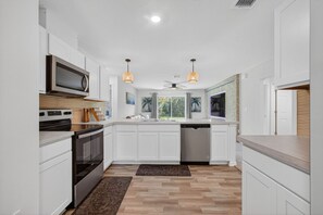 トースター、調理器具と食器、香辛料、ダイニングテーブル