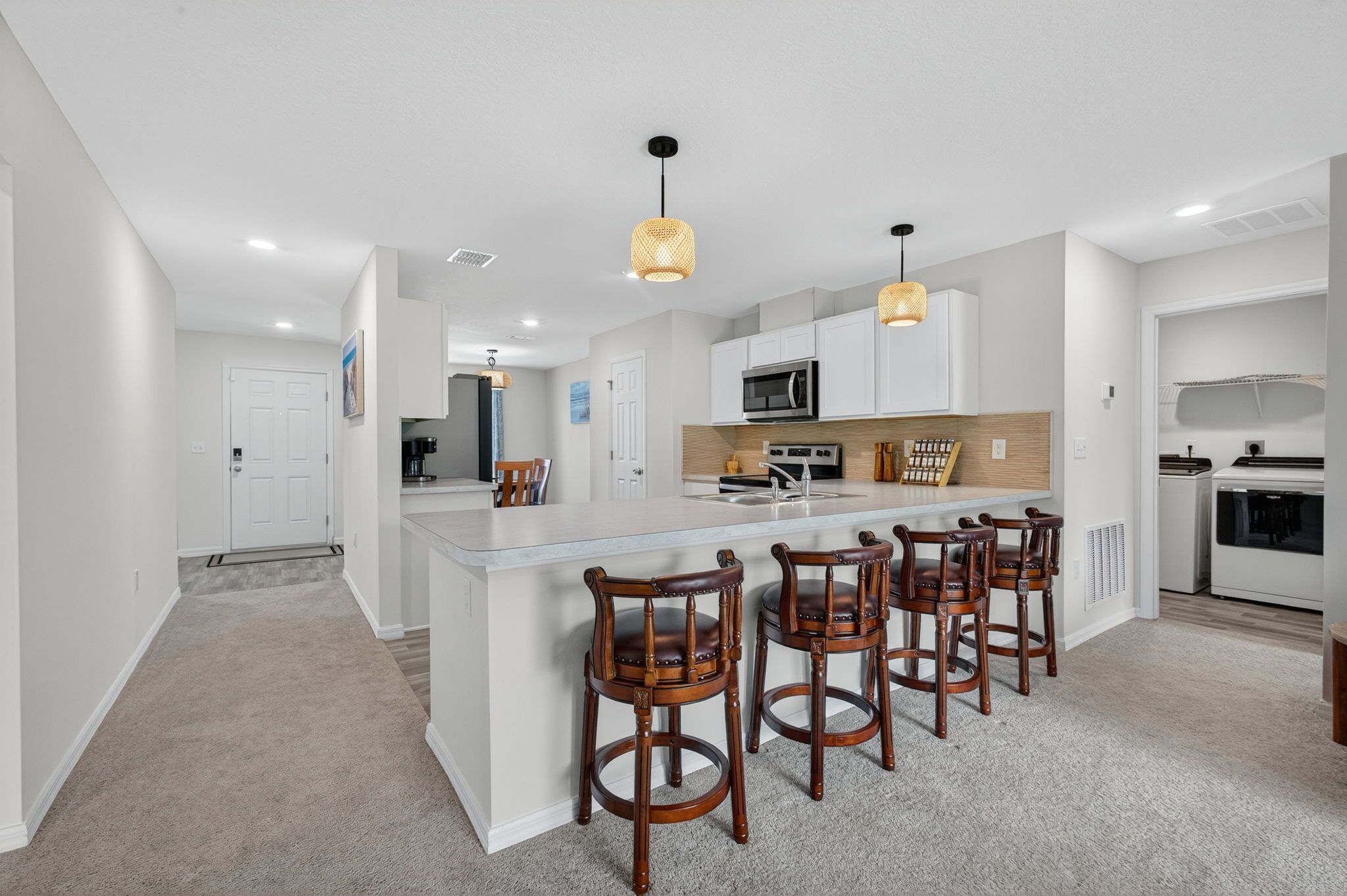 Brödrost, grytor/köksredskap, kryddor och matbord