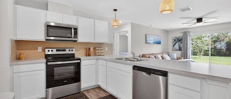 Leivänpaahdin, keittoastiat/astiat/ruokailuvälineet, mausteet