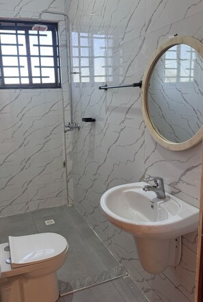 Douche, serviettes fournies, savon, papier toilette
