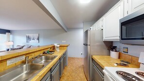 Køleskab, mikrobølgeovn, ovn, kogeplade