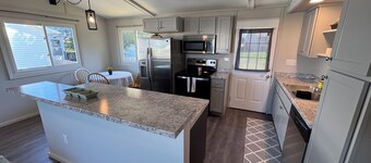 Newly Renovated 3-bedroom House in Solon