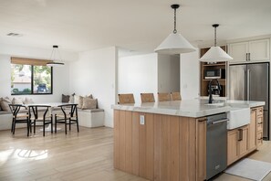 Jääkaappi, mikroaaltouuni, uuni, liesi