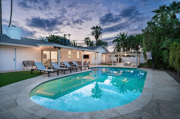 Lämmitetty uima-allas