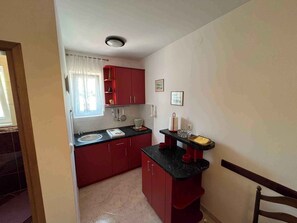 Kjøleskap, kokeplater og kjøkkenutstyr