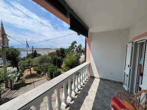 Property grounds - Holiday apartment near the sea (Jadranovo)