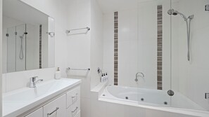 Douche, baignoire à jets, sèche-cheveux, serviettes fournies