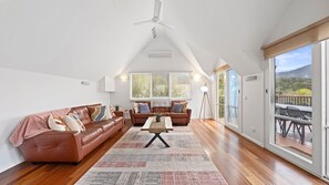 Una televisión, libros