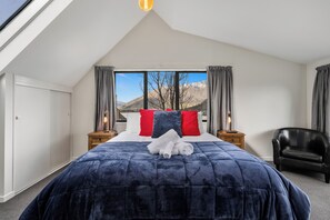 3 bedrooms, iron/ironing board, internet, bed sheets