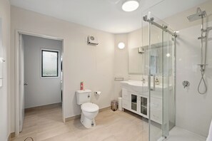 Douche, sèche-cheveux, serviettes fournies, savon