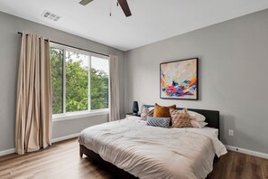 3 室のベッドルーム、アイロン / アイロン台、WiFi (無料)、ベッドシーツ