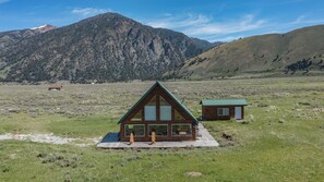 Exterior - Enchanting 3-bedroom cabin in Cameron Near Yellowstone National Park. (Cameron)